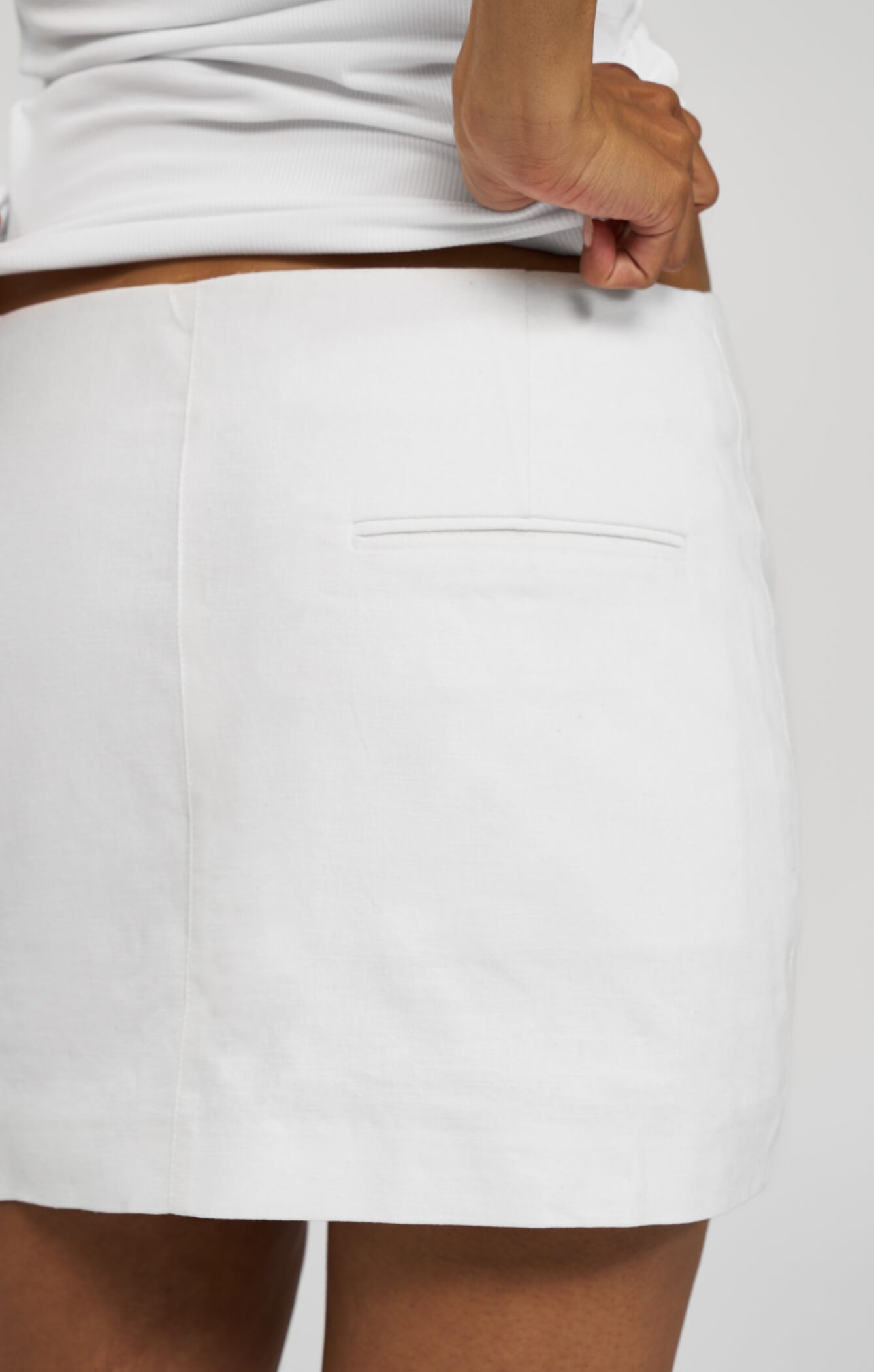 THE LINEN LOW RISE MINI SKIRT - WHITE