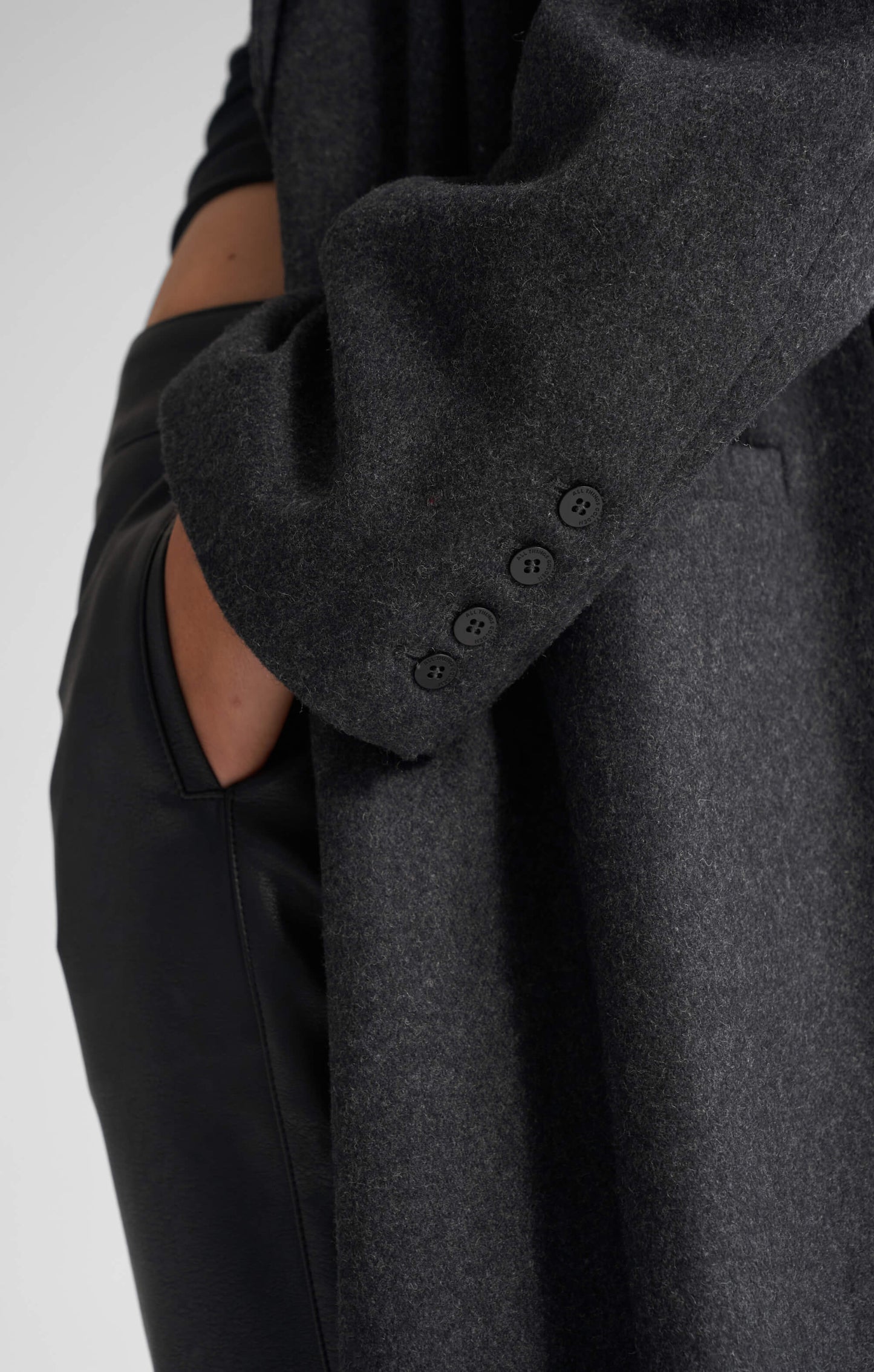 THE LONGLINE CLASSIC COAT - CHARCOAL