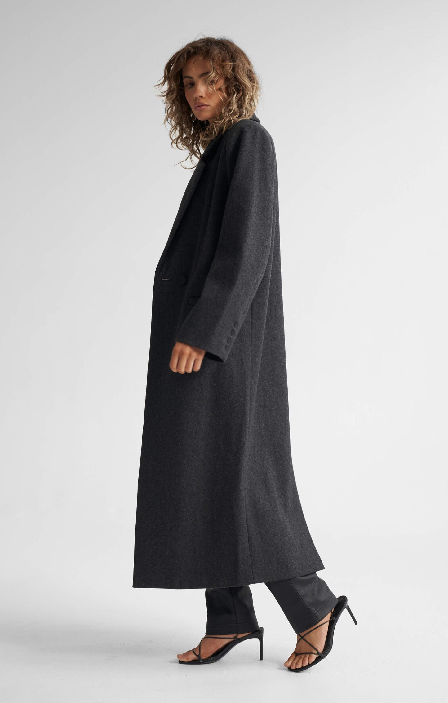 THE LONGLINE CLASSIC COAT - CHARCOAL