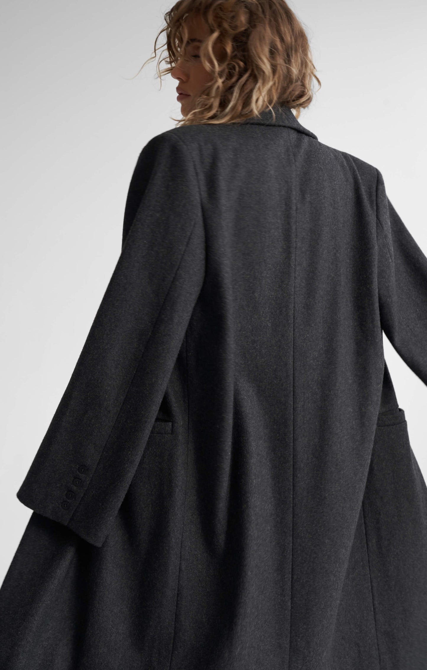 THE LONGLINE CLASSIC COAT - CHARCOAL