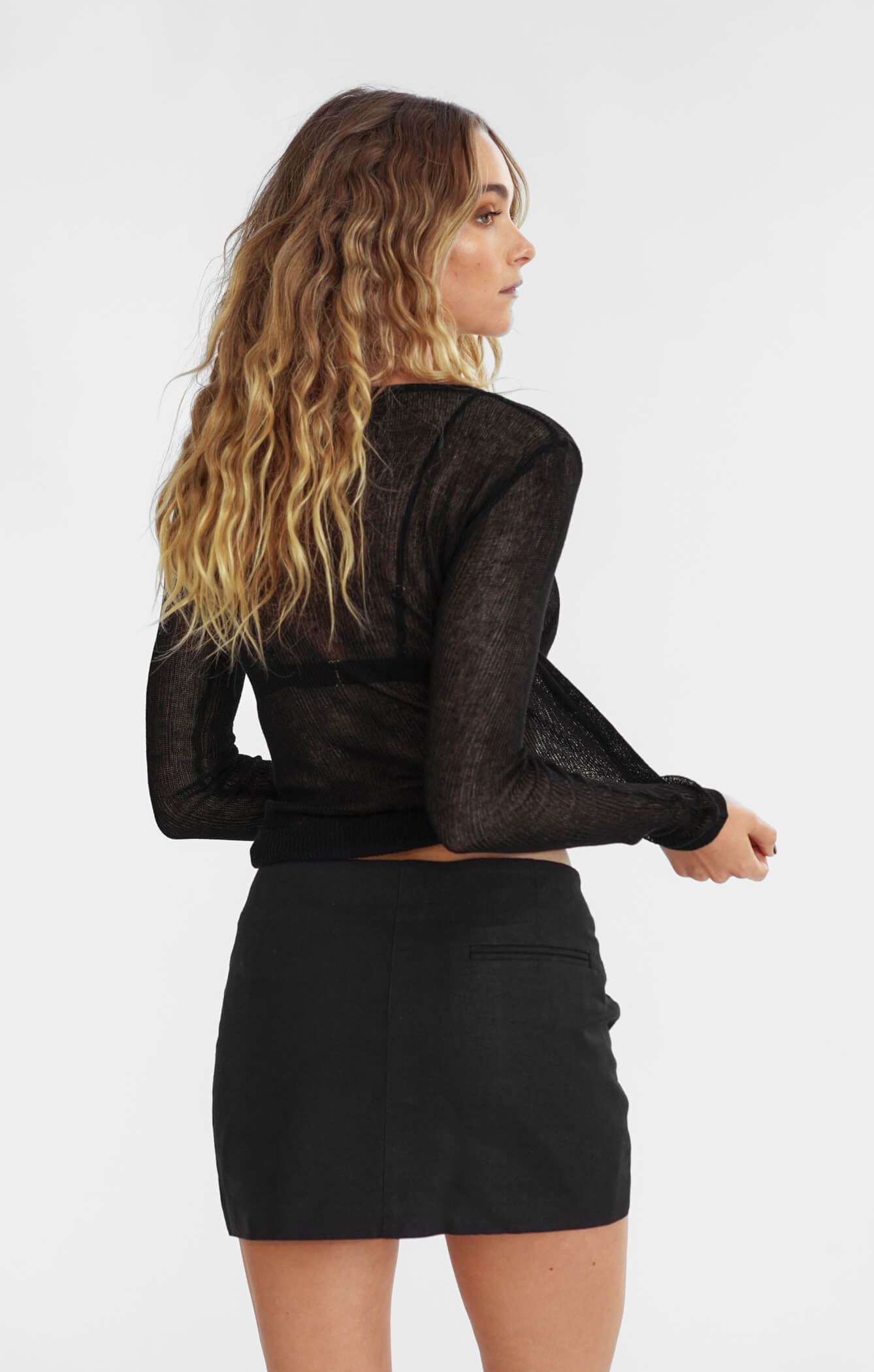 THE LINEN LOW RISE MINI SKIRT - BLACK