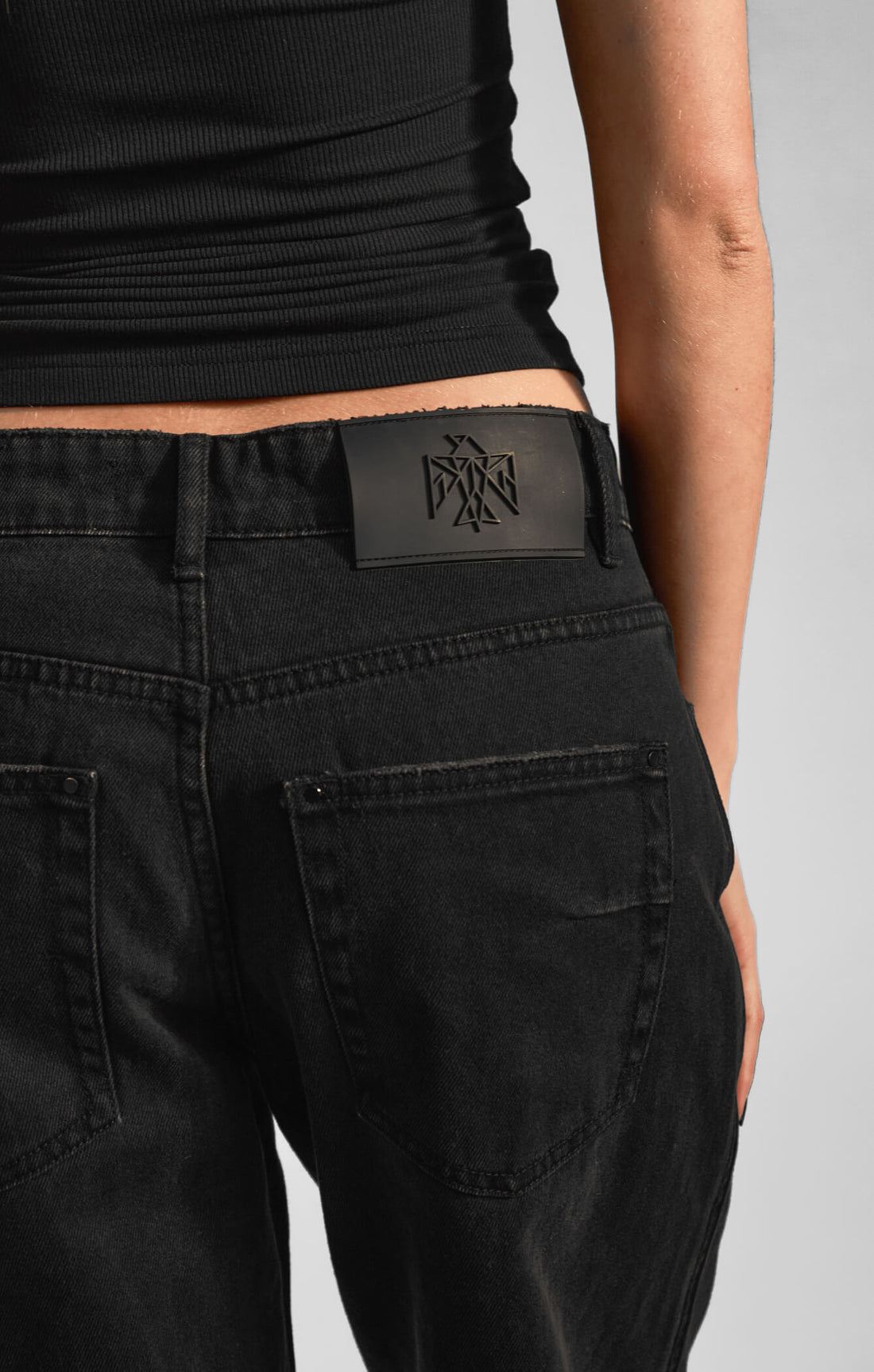 THE LOW RISE BAGGY JEAN - WASHED BLACK