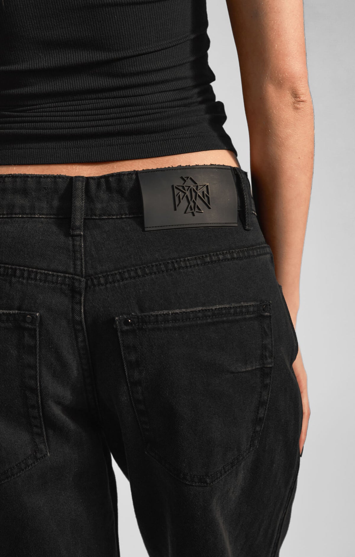 THE LOW RISE BAGGY JEAN - WASHED BLACK