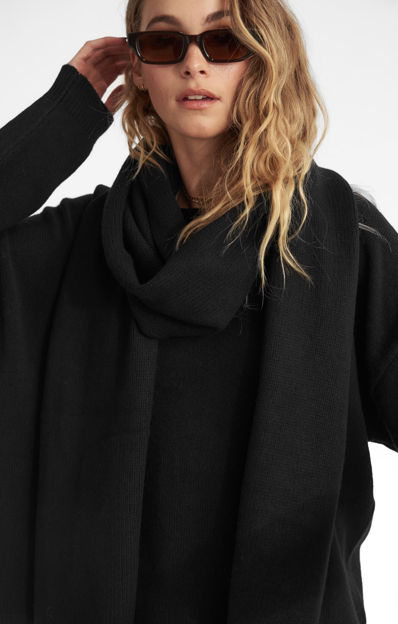 THE WRAP AROUND SCARF - BLACK