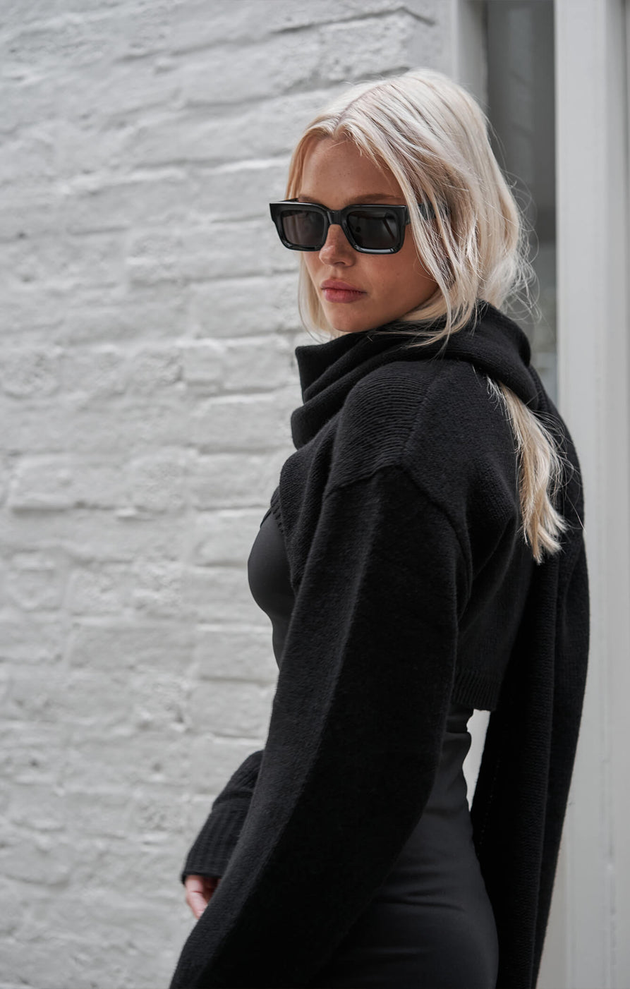 THE CROPPED UNIVERSAL KNIT - BLACK