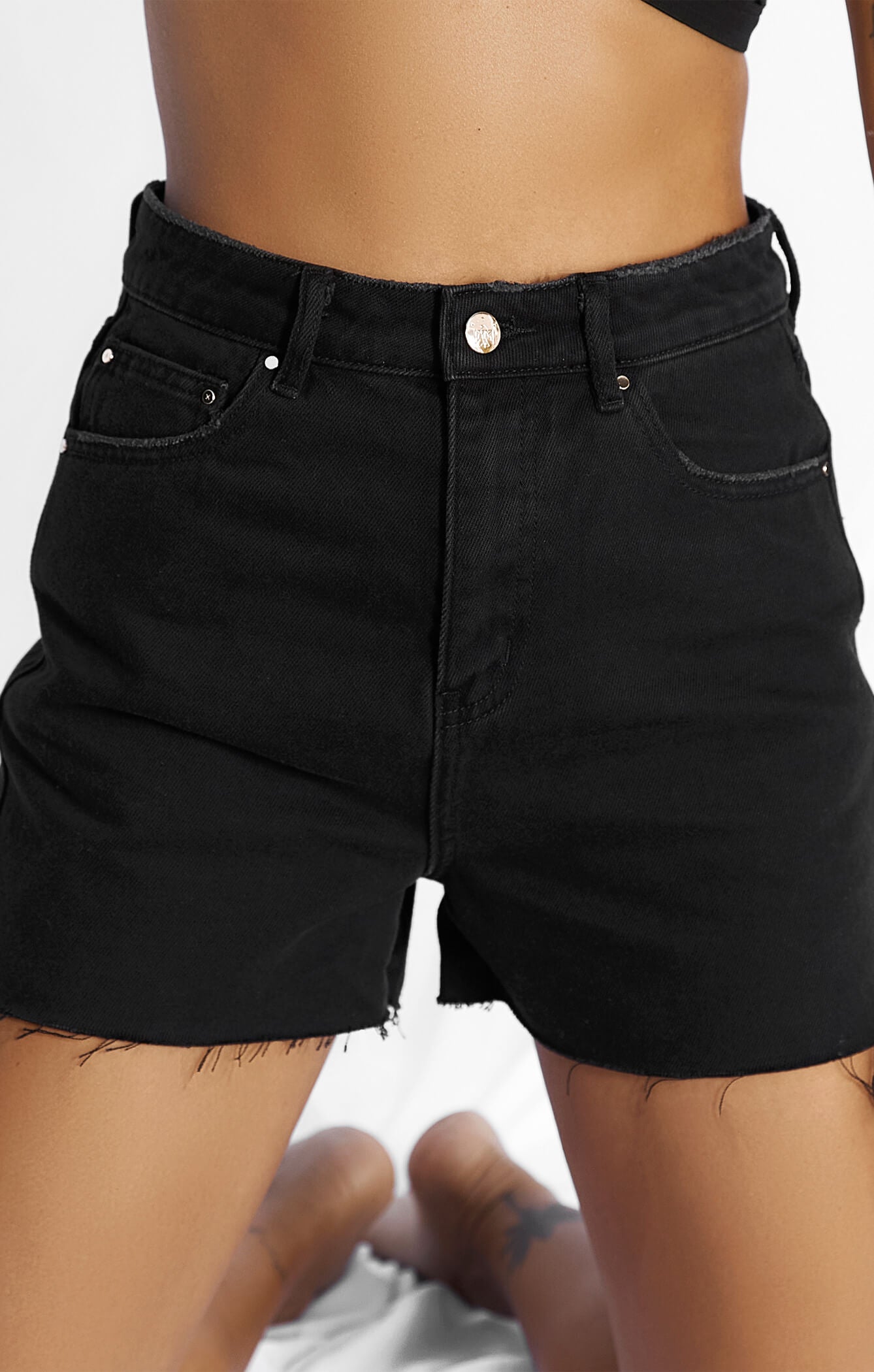 THE HIGH RISE DENIM CUT OFF SHORT WASHED BLACK